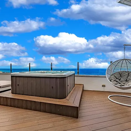 Jacuzzi With Ocean View Apartment